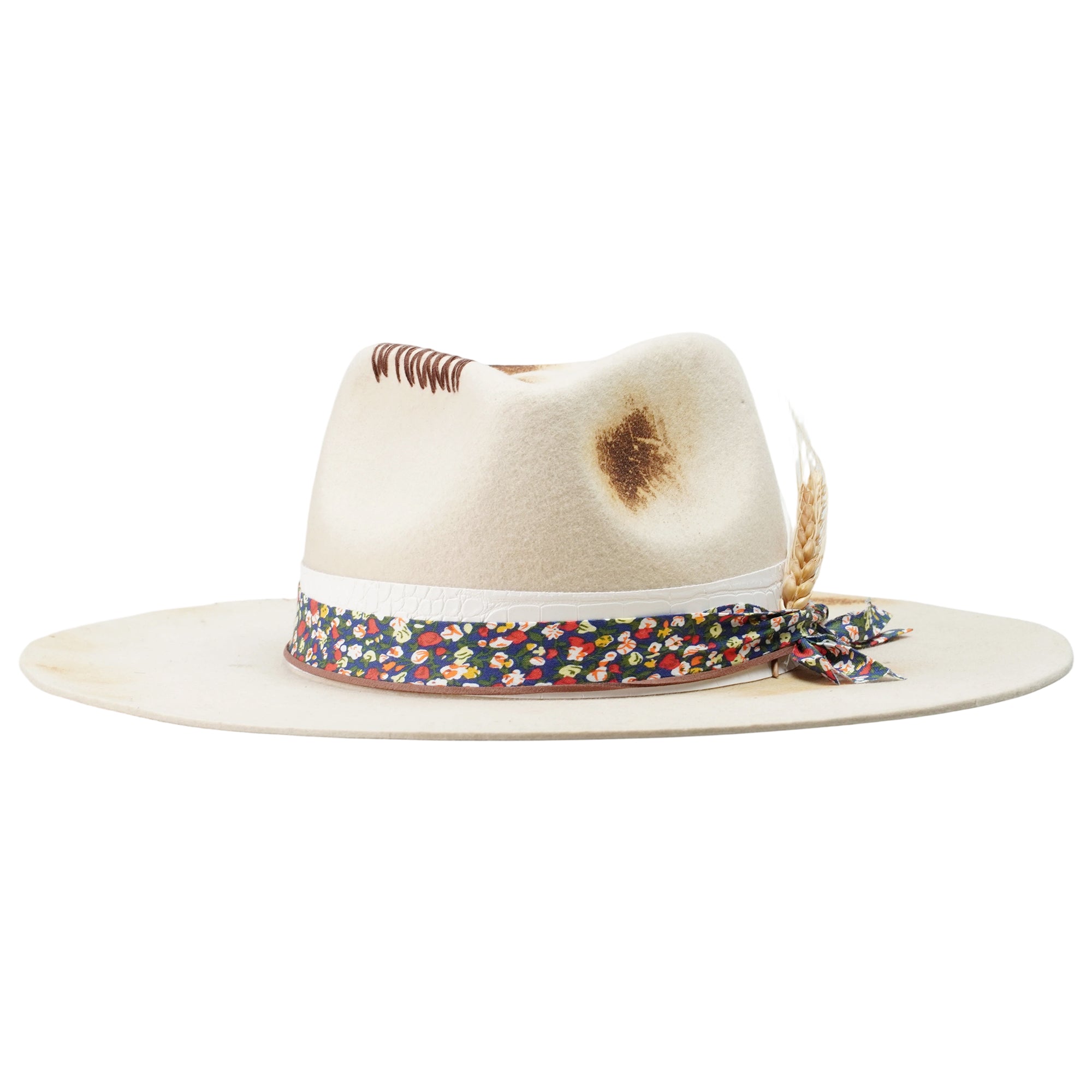 Distressed Felt Hat – White Croc Band, Feather Detail