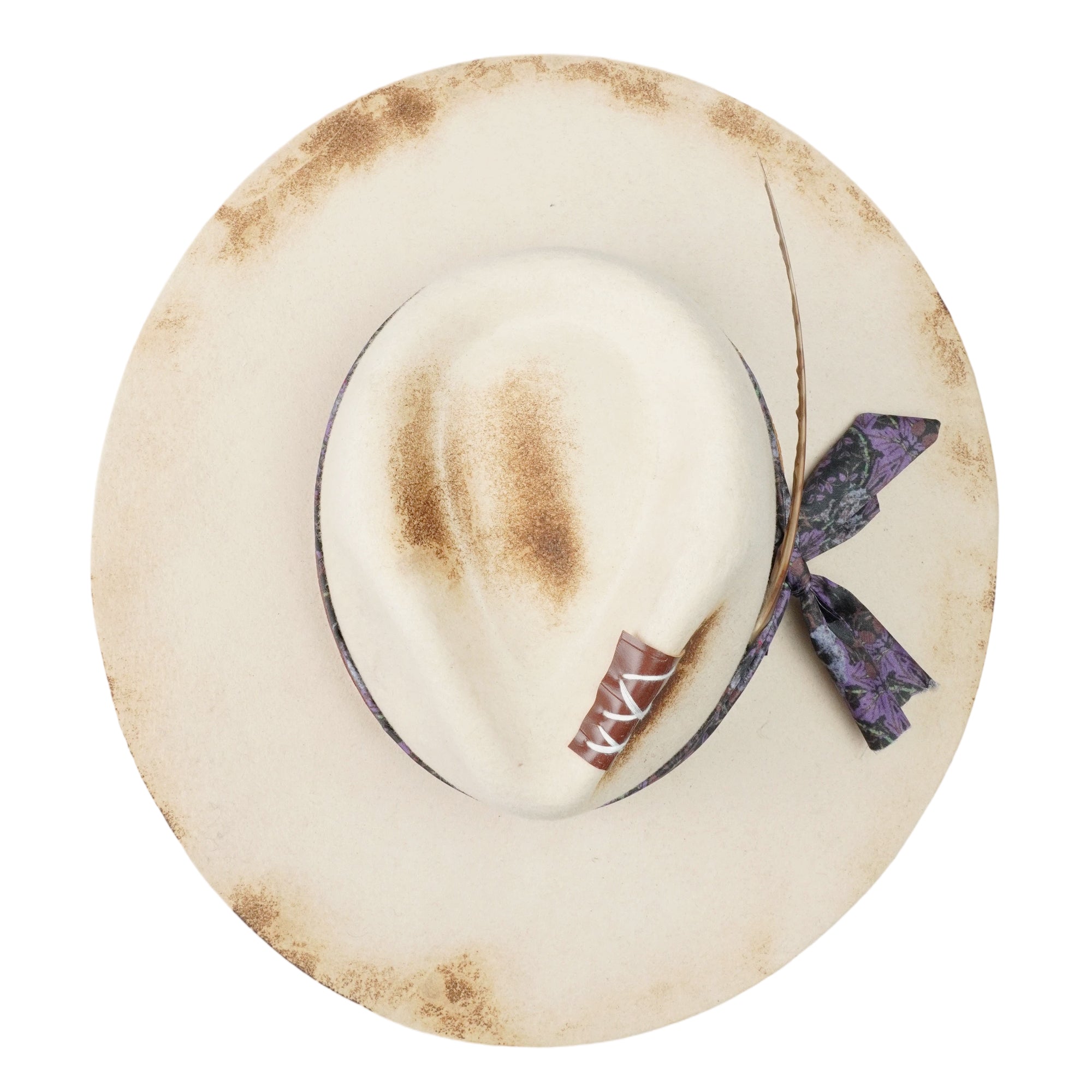 Modern Felt Hat – Neutral Base, Mixed-Material Trim