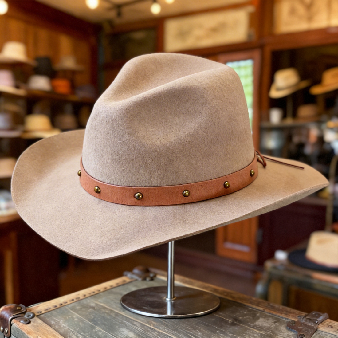 Beige Cowboy – Minimal Metal Clasp