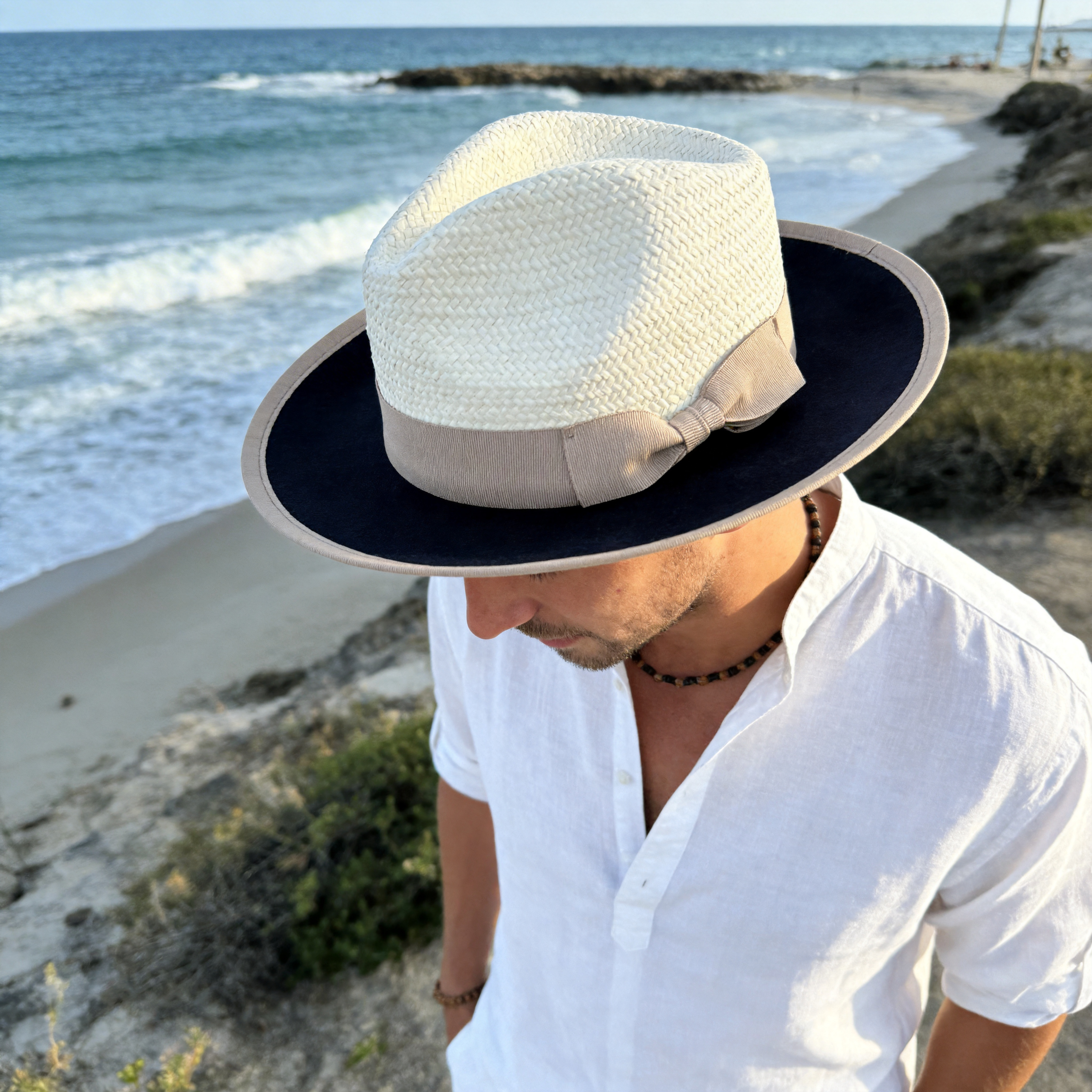 Modern Straw Hat – Crisp White Top, Dark Edge