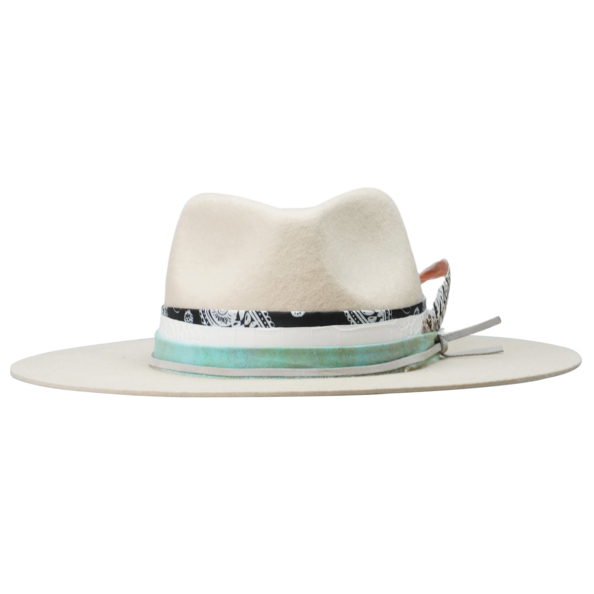 Elegant Off-White Hat: Custom Band, Ornate Feather