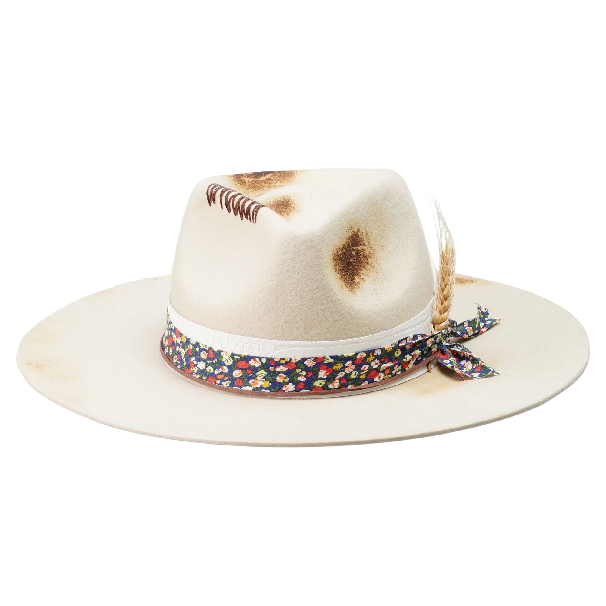 Distressed Felt Hat – White Croc Band, Feather Detail