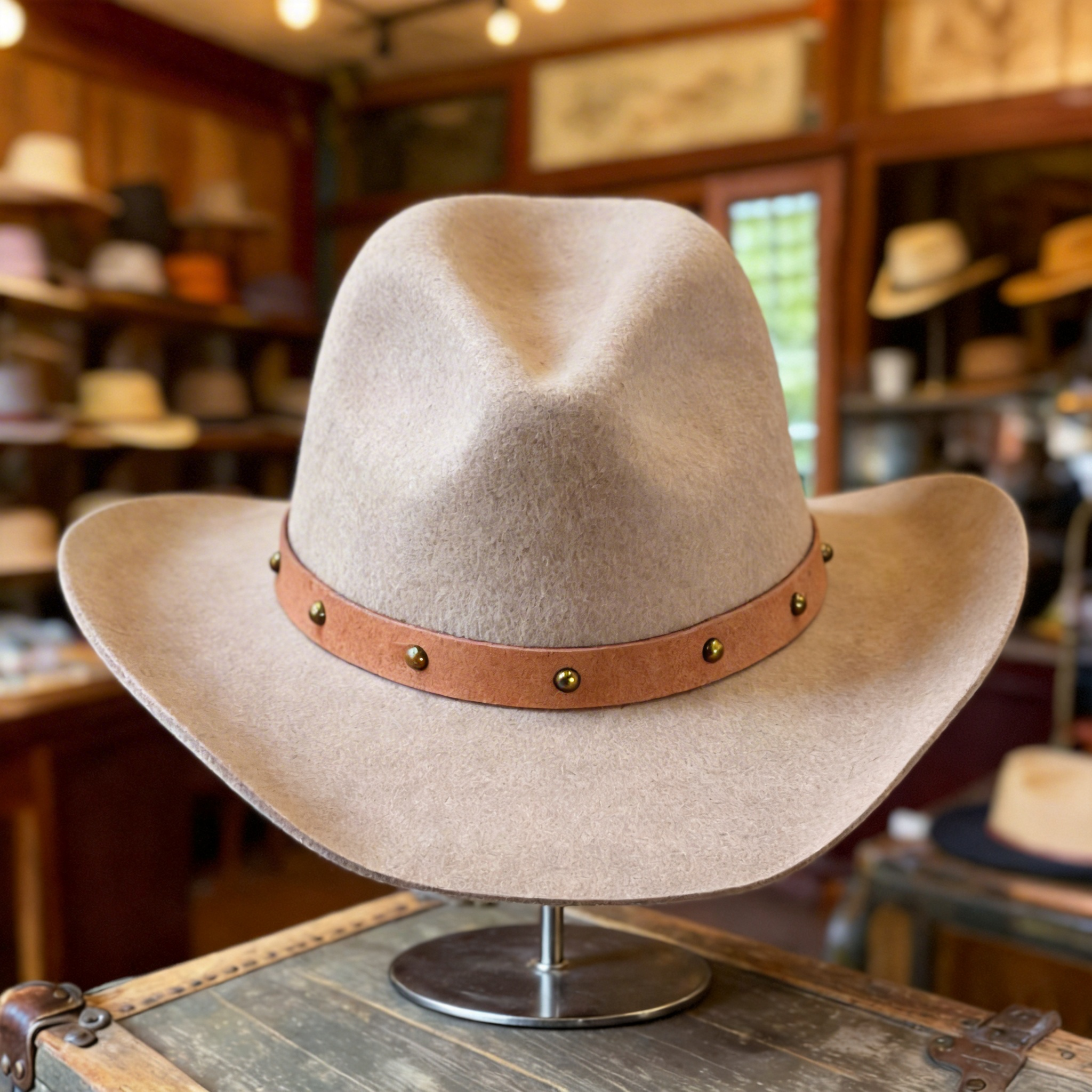 Beige Cowboy – Minimal Metal Clasp