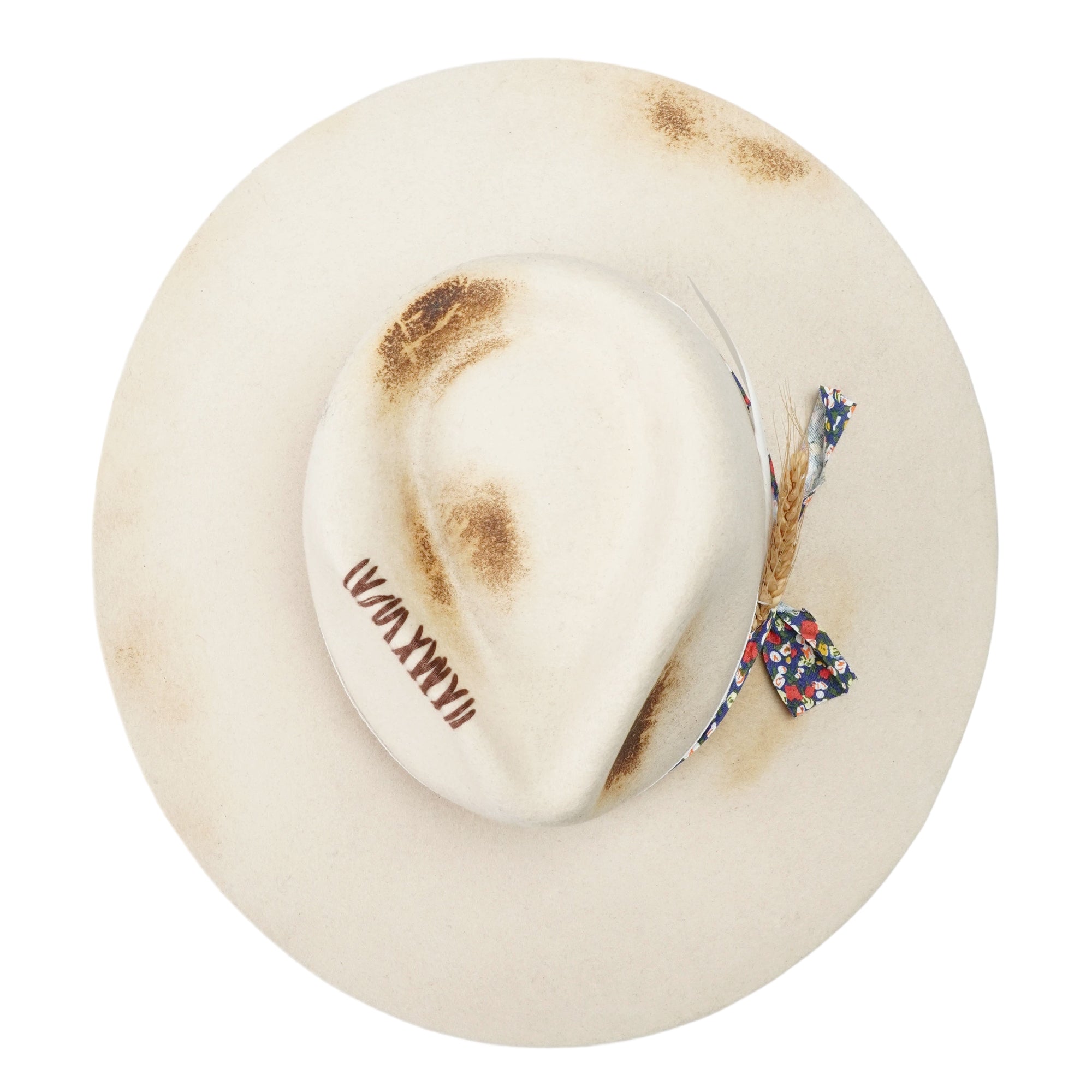 Distressed Felt Hat – White Croc Band, Feather Detail