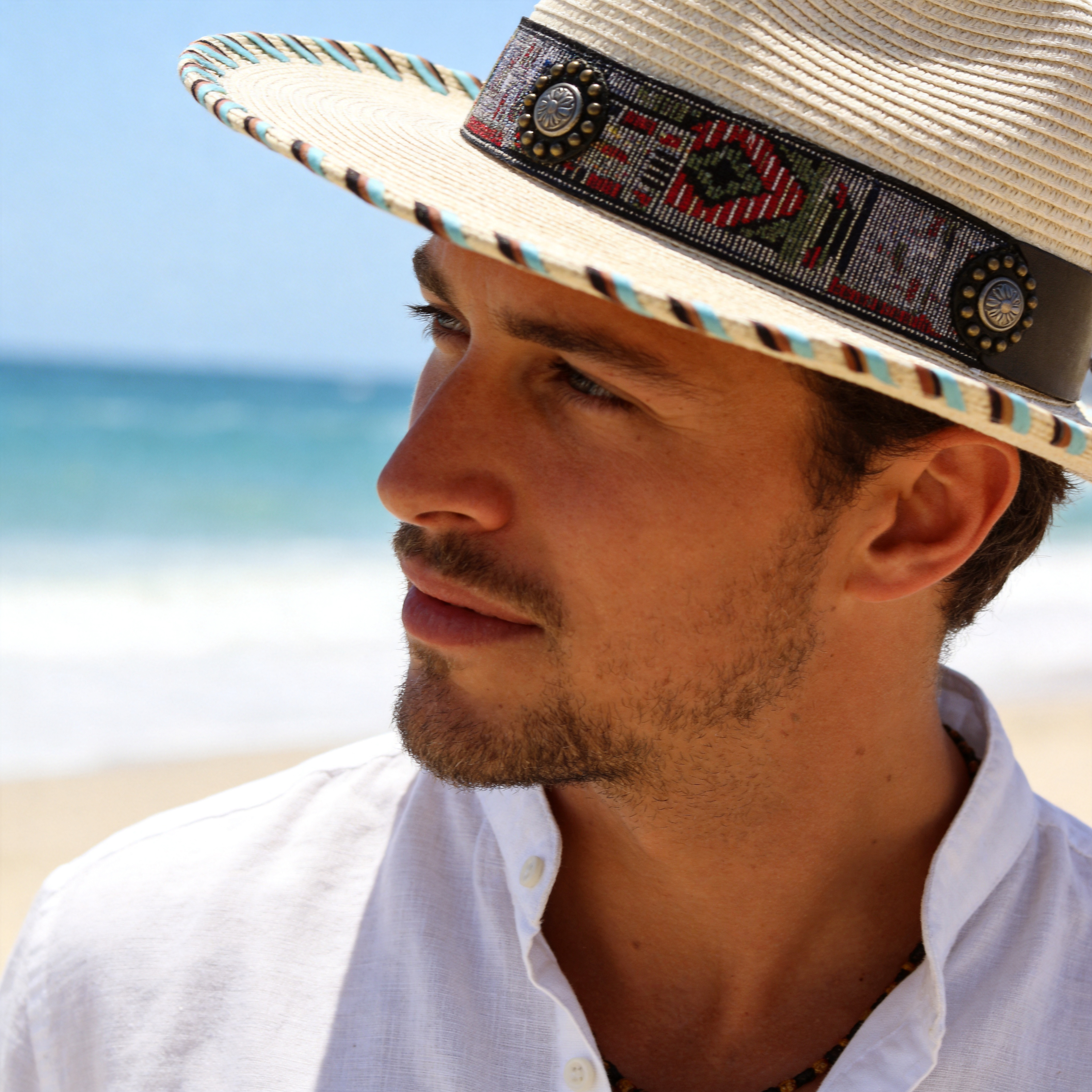 Wide-Brim Straw Hat – Textured Edge, Stylish Hatband