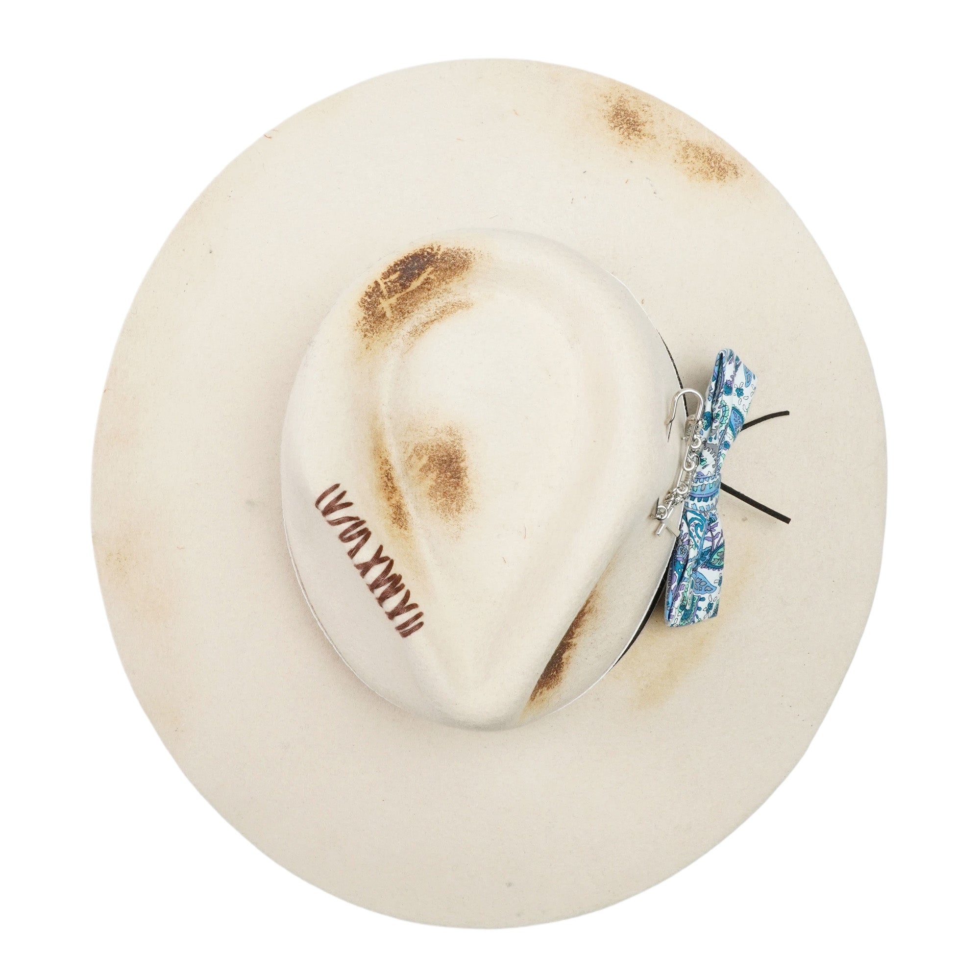 Artistic Felt Hat – Neutral Base, Crocodile-Pattern Band