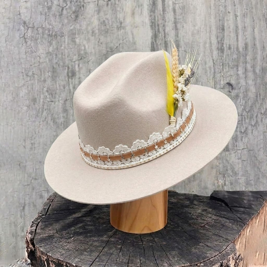 Cream Felt Hat - Star Chain & Dried Flower Bouquet