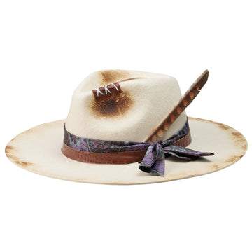 Modern Felt Hat – Neutral Base, Mixed-Material Trim