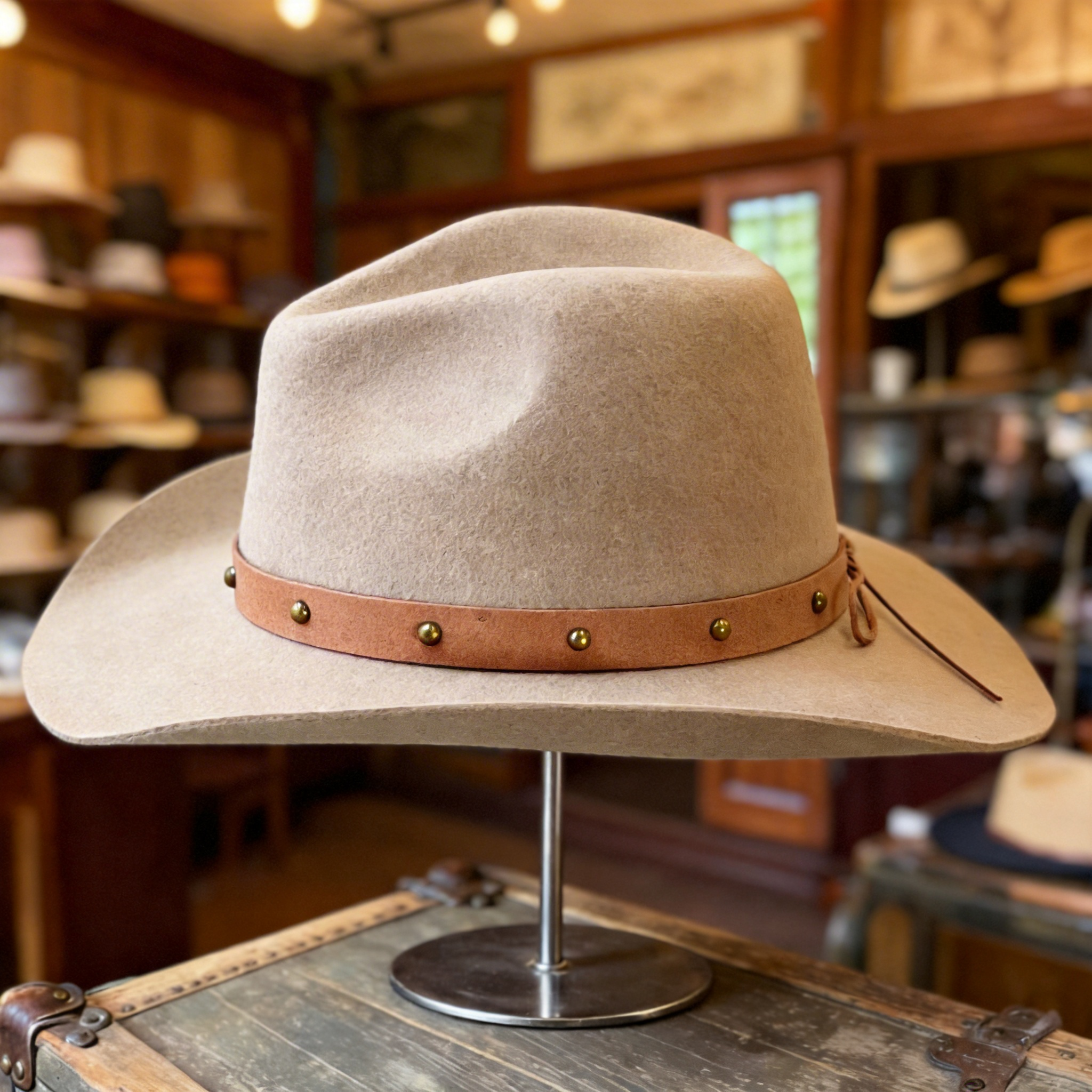 Beige Cowboy – Minimal Metal Clasp